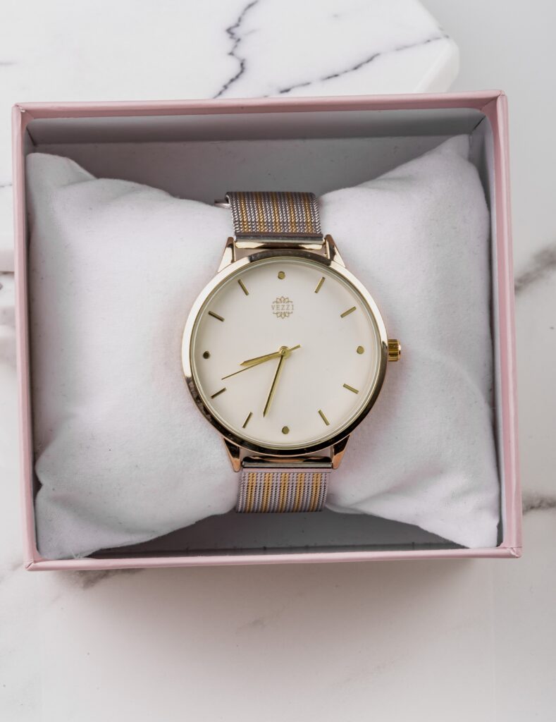 elegancki zegarek damski w pudełku